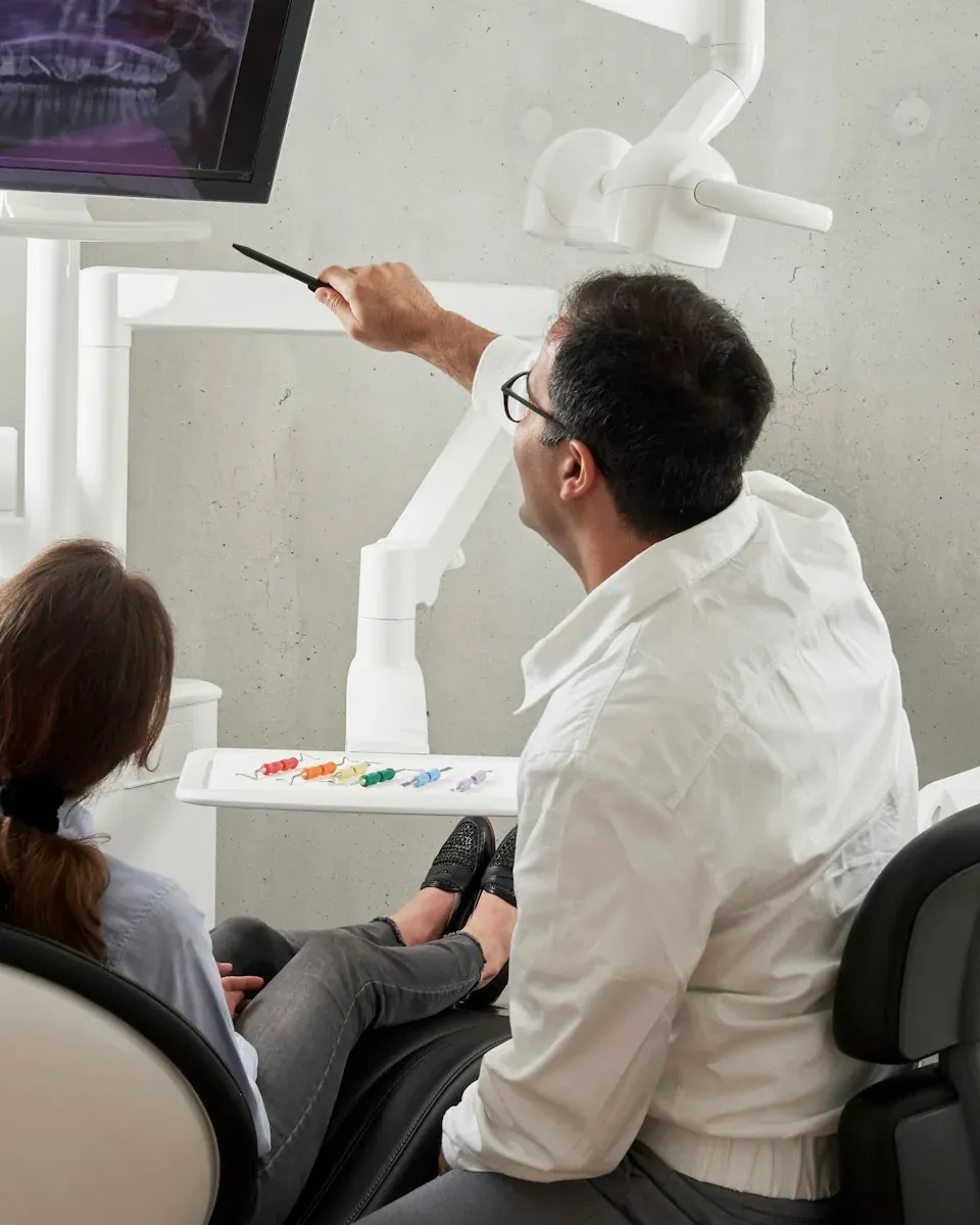 Dentista orientando uma paciente no consultório