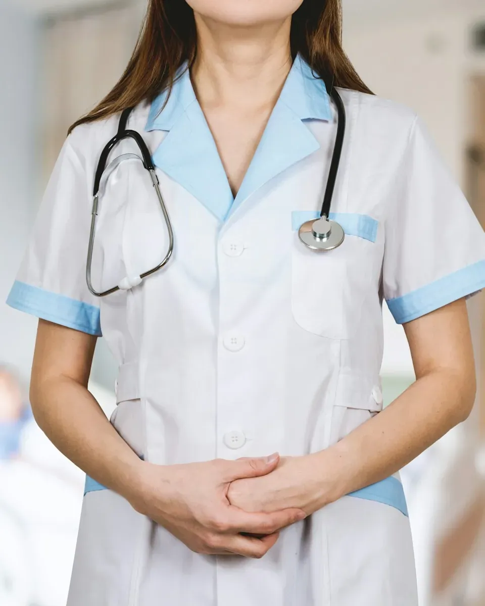 Profissional de enfermagem com uniforme e estetoscópio