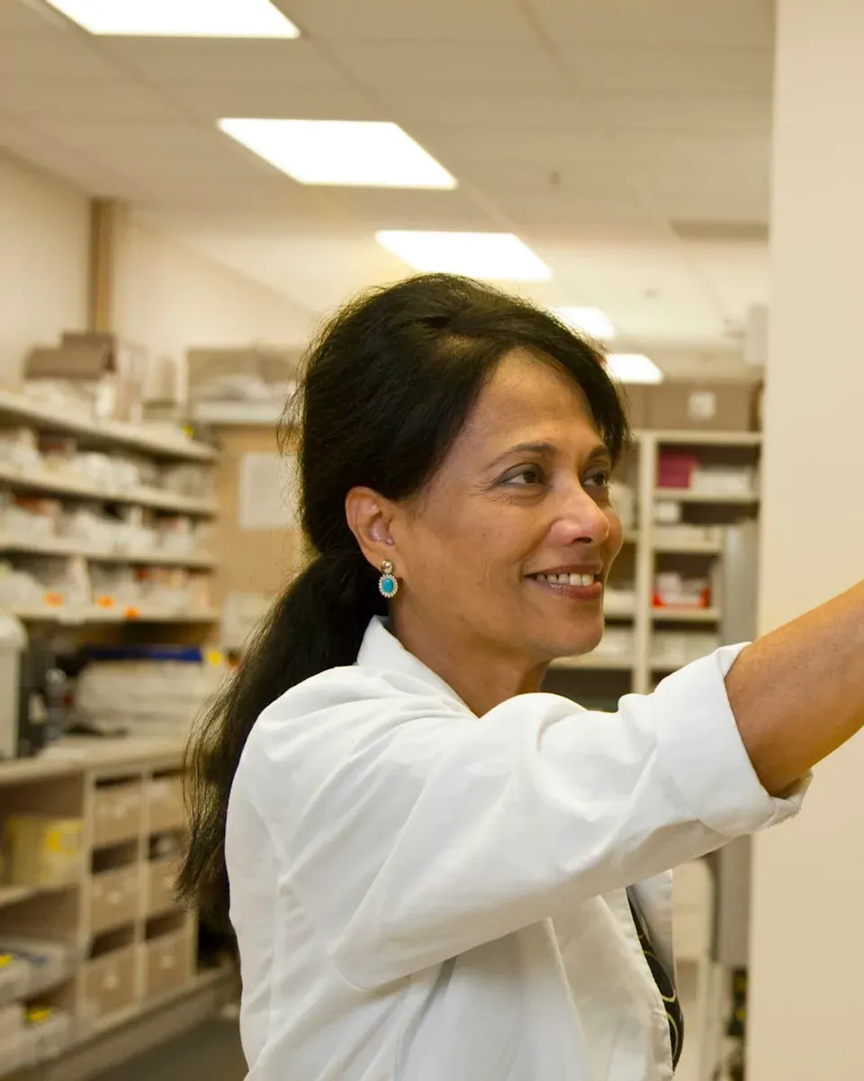 Farmacêutica organizando medicamentos na farmácia
