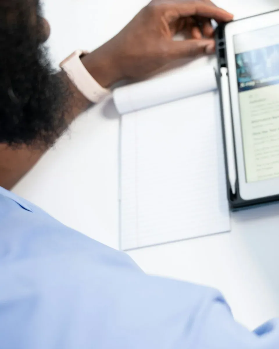 Profissional de saúde revisando documentos na mesa de trabalho