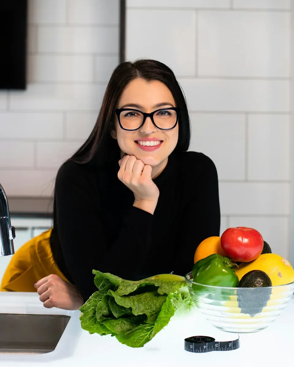Profissional de nutrição em uma mesa com alimentos frescos