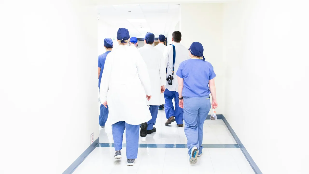 Equipe de profissionais da saúde caminhando no hospital